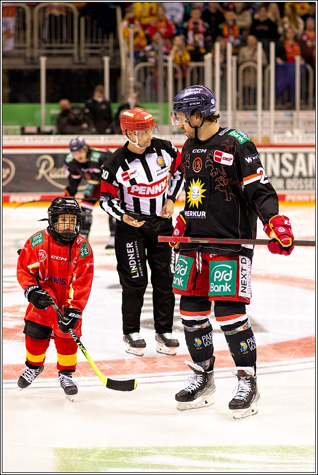 PENNY DEL Viertelfinale 4. Spiel; Duesseldorfer EG - Red Bull Muenchen; Duesseldorf, 16.04.2022